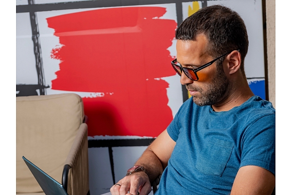 Hyperlight Optics samazina acu nogurumu pie ekrāna