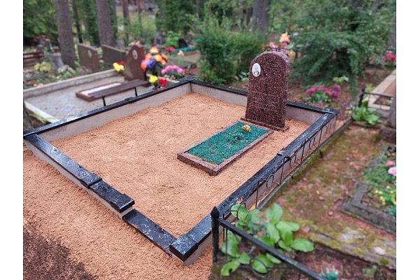 Kapsēta ar kapakmeņiem un grants apmalēm