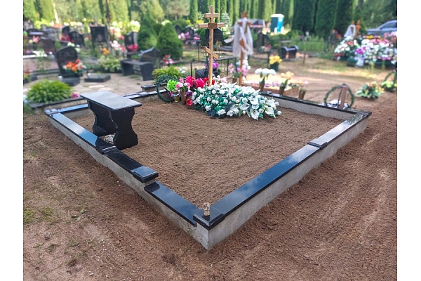 Kapsēta ar krustu un ziediem