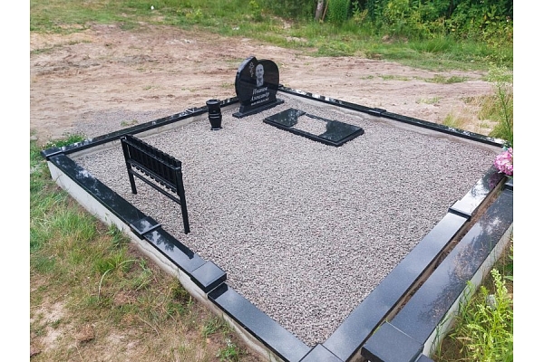 Kapvieta ar melnu granīta pieminekli