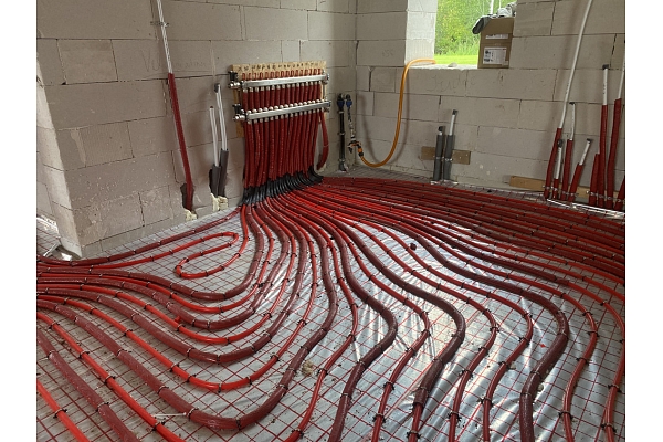 Silto grīdu montāžā, kolektora pieslēgšana