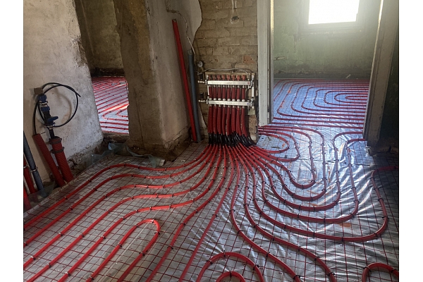 Silto grīdu montāžā, kolektora pieslēgšana