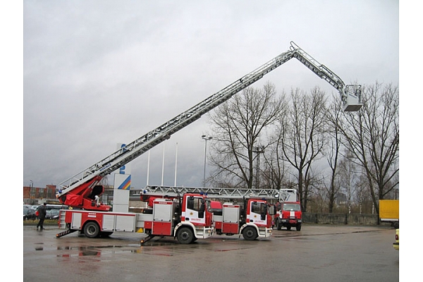 Ugunsdzēšamā mašīna ar pacēlāju