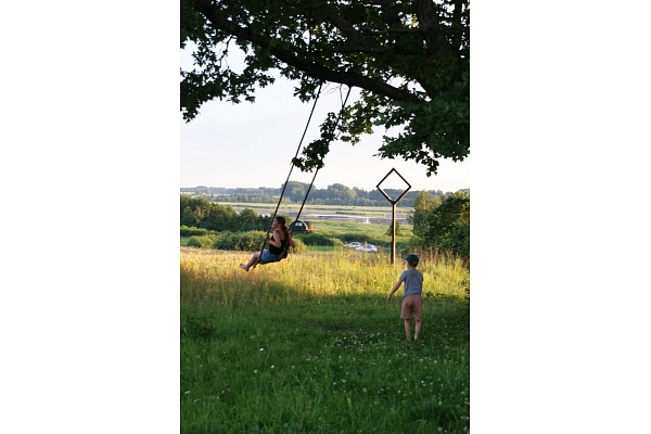 Bērnu spēles un dabas skaistums