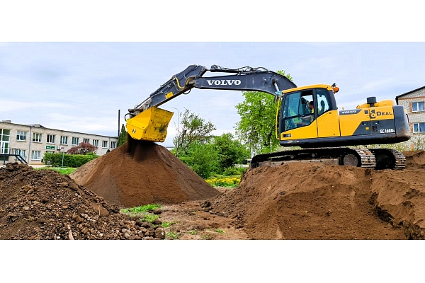 EkoDeal nodrošina grunts un beramo materiālu pārkraušanu, izmantojot jaudīgu un precīzu tehniku.