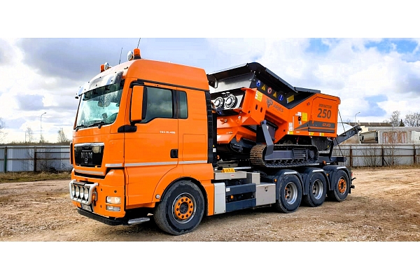 EkoDeal tehnikas parkā ietilpst moderni drupinātāji un transports pilna cikla būvgružu pārstrādei.