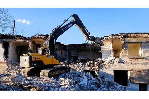 EkoDeal profesionāli veic ēku demontāžu, nodrošinot drošu un kontrolētu būvju nojaukšanu.