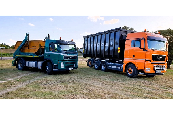 EkoDeal rīcībā ir specializēts transports un konteineri būvniecības atkritumu savākšanai un izvešanai.