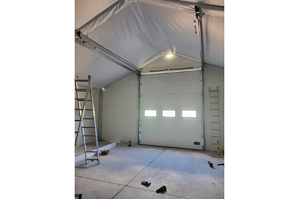 Paceļamie vārti angāriem