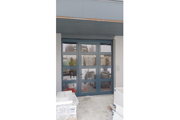 Pacelamie varti ar panoramas sekcijam