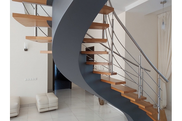 Metāla kāpnes no kvadrātcaurulēm ar pulverkrāsojumu