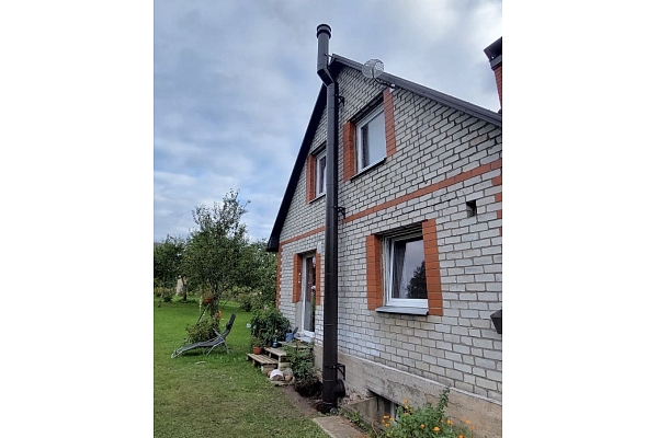 Nerūsējošā tērauda dūmvads uz jumta – profesionāla dūmvadu uzstādīšana privātmājai.