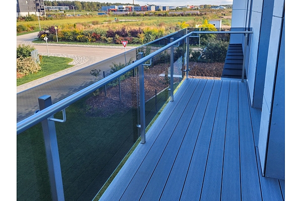 stikla margas kāpnēm