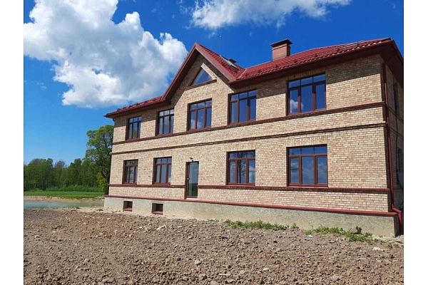 Atjaunota ēkas fasāde