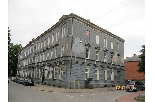 Atjaunota ēkas fasāde