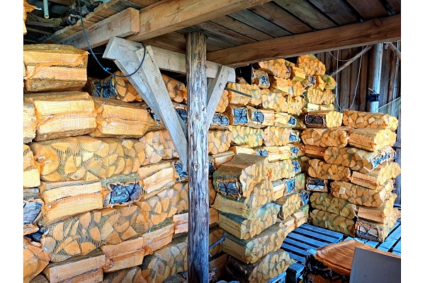 Skaldīta sausa malka maisos