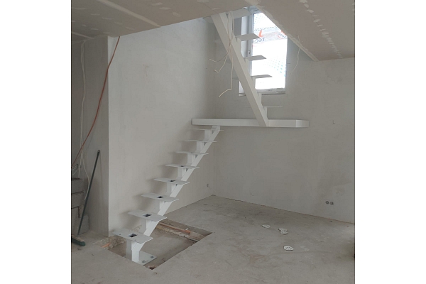 Taisnas metāla kāpnes no kvadrātcaurulēm ar pulverkrāsojumu