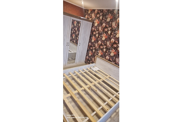 Gultas un skapja salikšana guļamistabā.