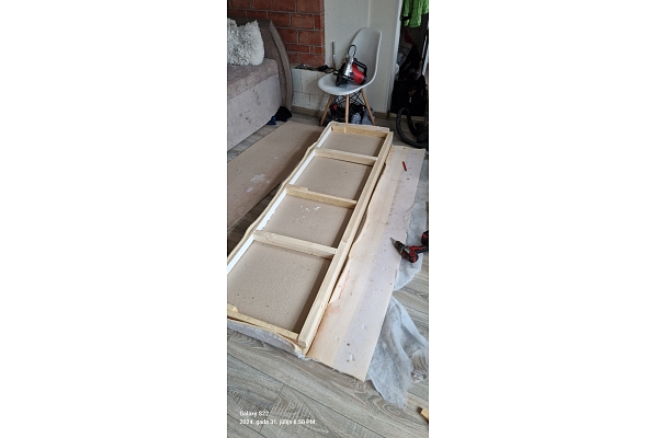 Dīvanu konstrukcijas montāža.