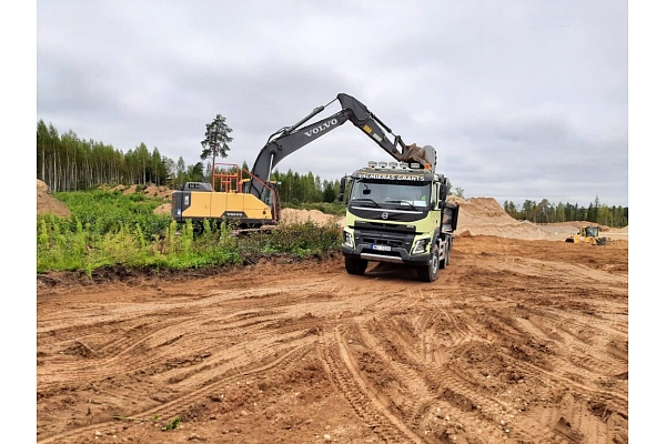 eguves vieta, kur Volvo kravas automašīna piegādā iegūtos materiālus ceļu būvniecībai