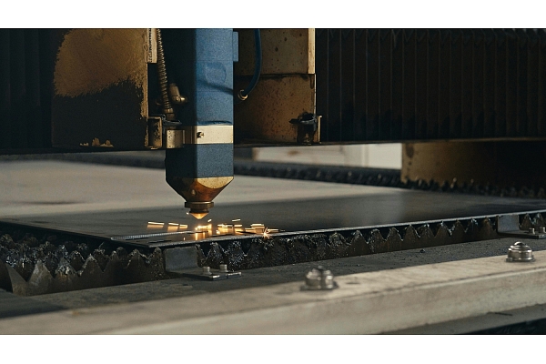Profesionāla metālapstrāde un lāzergriešana dažādiem industriāliem projektiem.