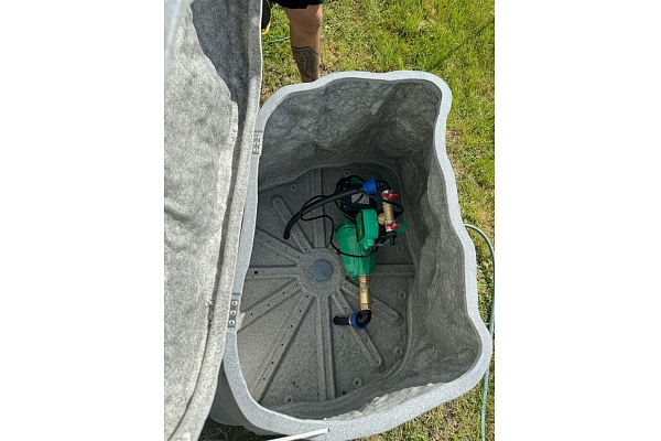 Ūdens spices sūkņa uzstādīšana aizsargkastē