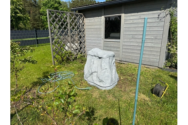 Dekoratīvs spices pārsegs dārzā