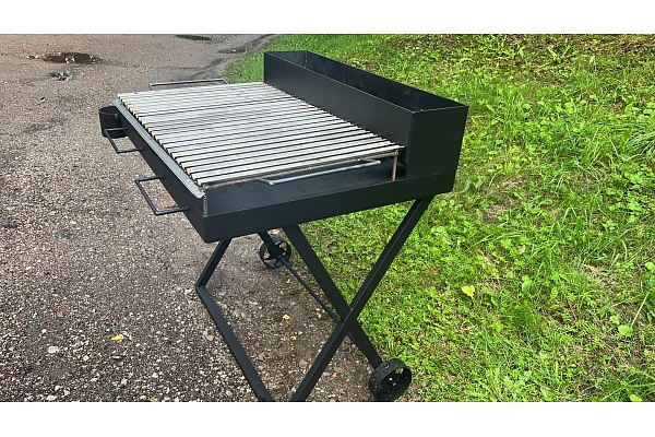 Grils uz ritentiņiem