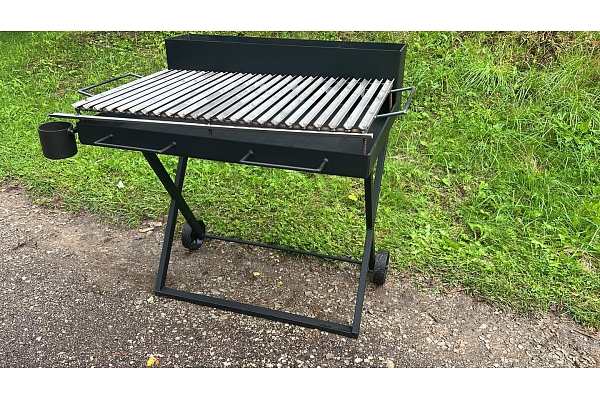 Grils uz ritentiņiem